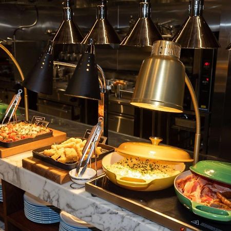 Horizon By Skycity Auckland Exteriör bild A chafing dish buffet