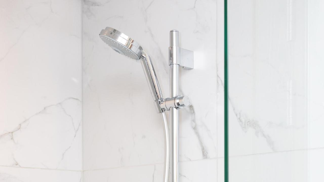 Horizon By Skycity Auckland Exteriör bild A shower head