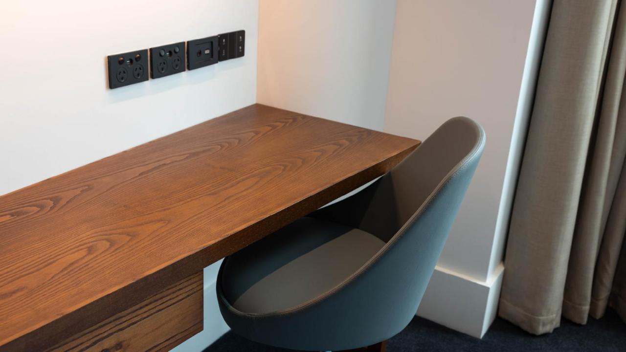 Horizon By Skycity Auckland Exteriör bild A desk in a hotel room