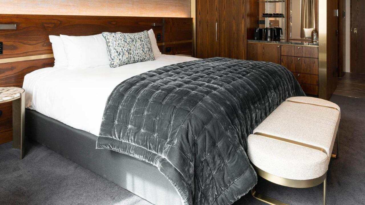 Horizon By Skycity Auckland Exteriör bild A bed with a throw