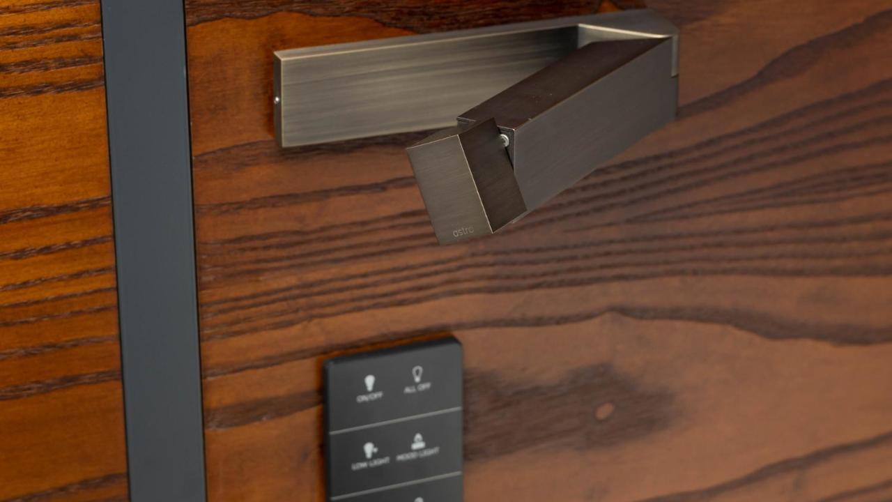 Horizon By Skycity Auckland Exteriör bild A smart lock
