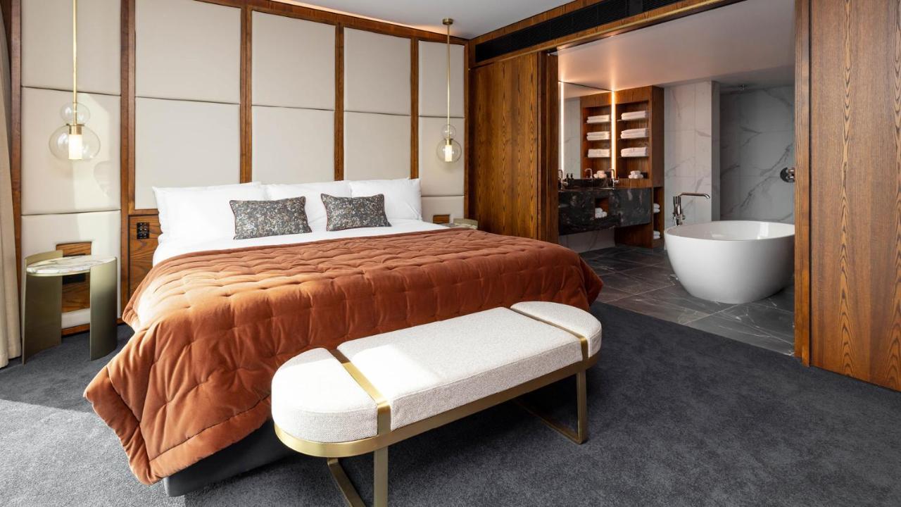 Horizon By Skycity Auckland Exteriör bild A bedroom at The Hari