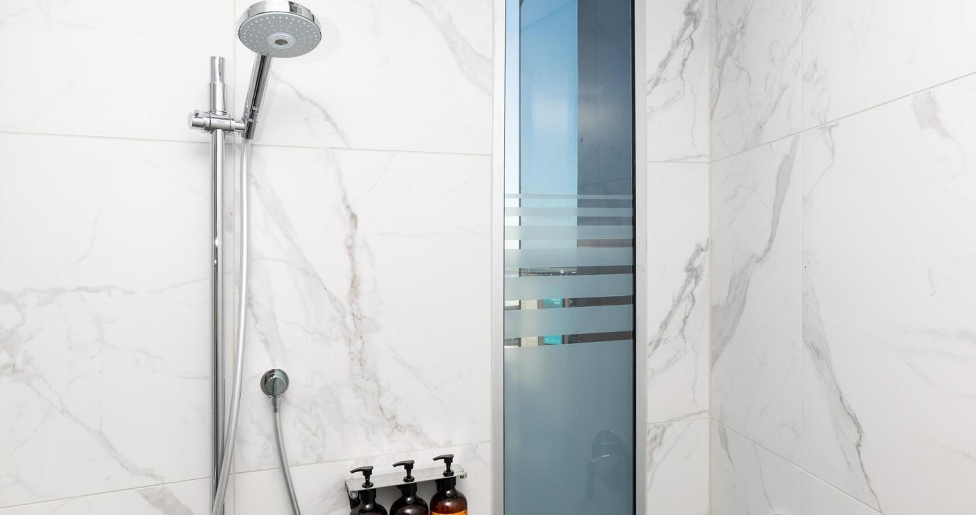 Horizon By Skycity Auckland Exteriör bild A shower