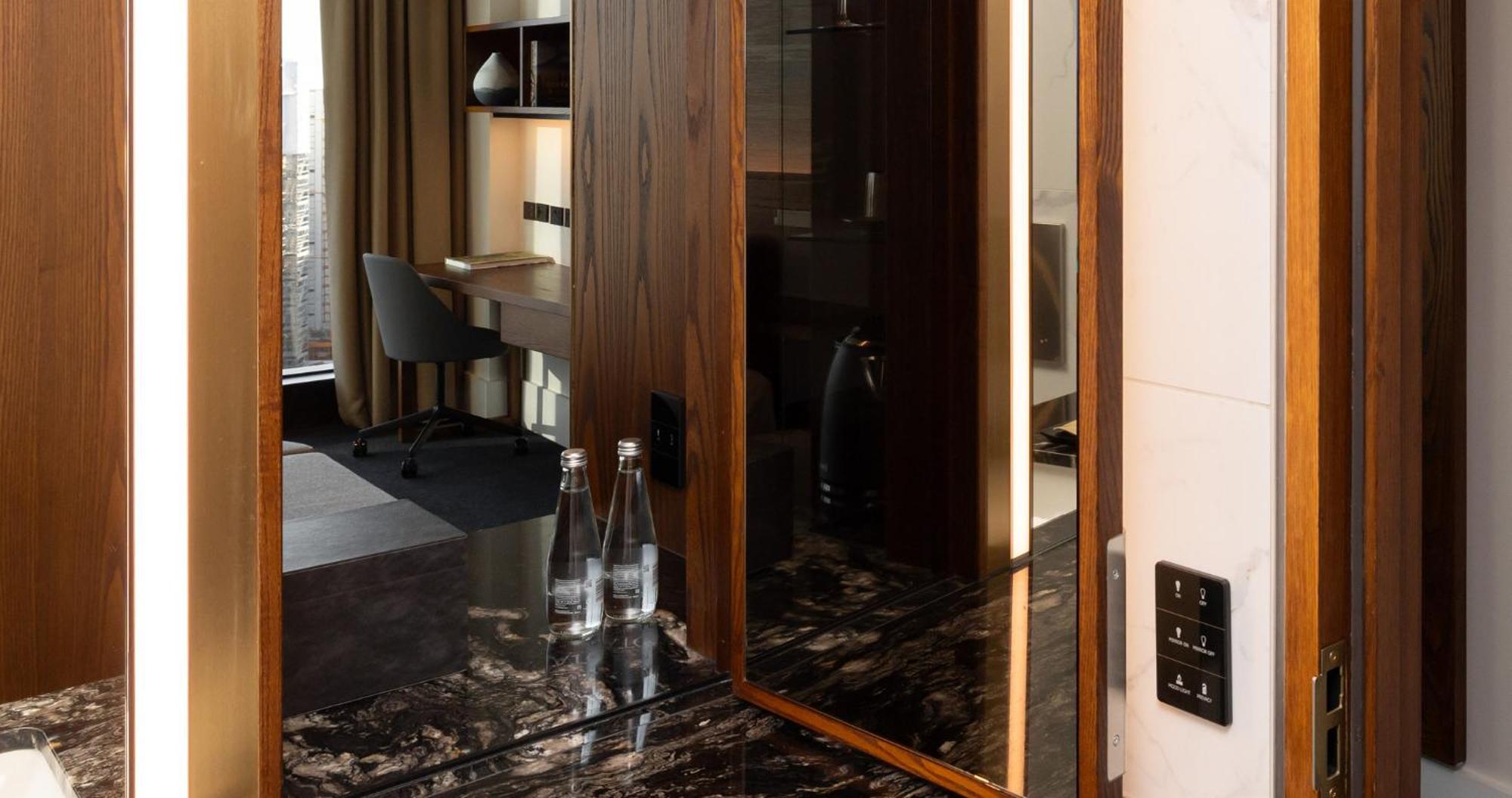 Horizon By Skycity Auckland Exteriör bild A mirror in a hotel room