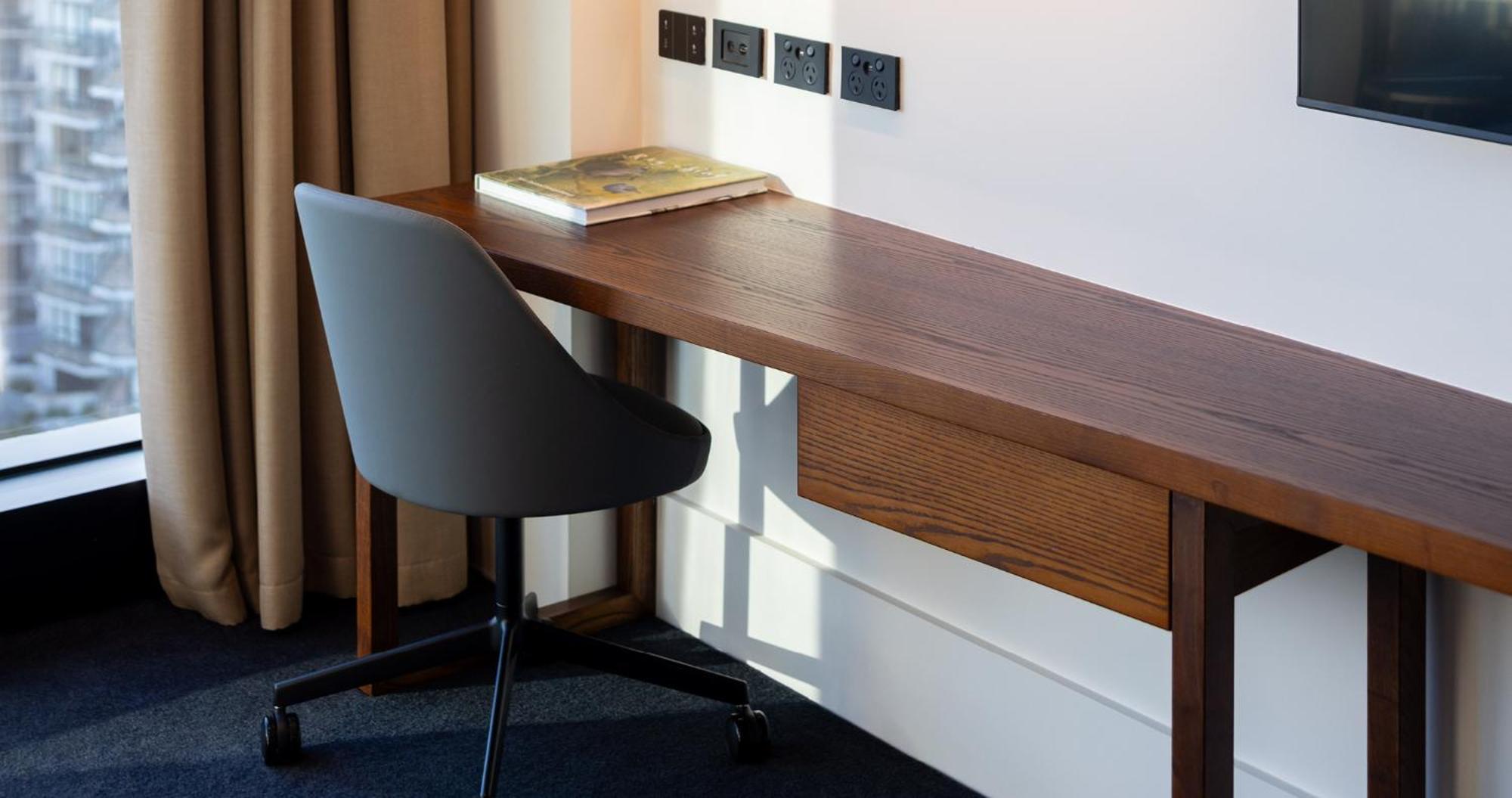Horizon By Skycity Auckland Exteriör bild A desk and chair