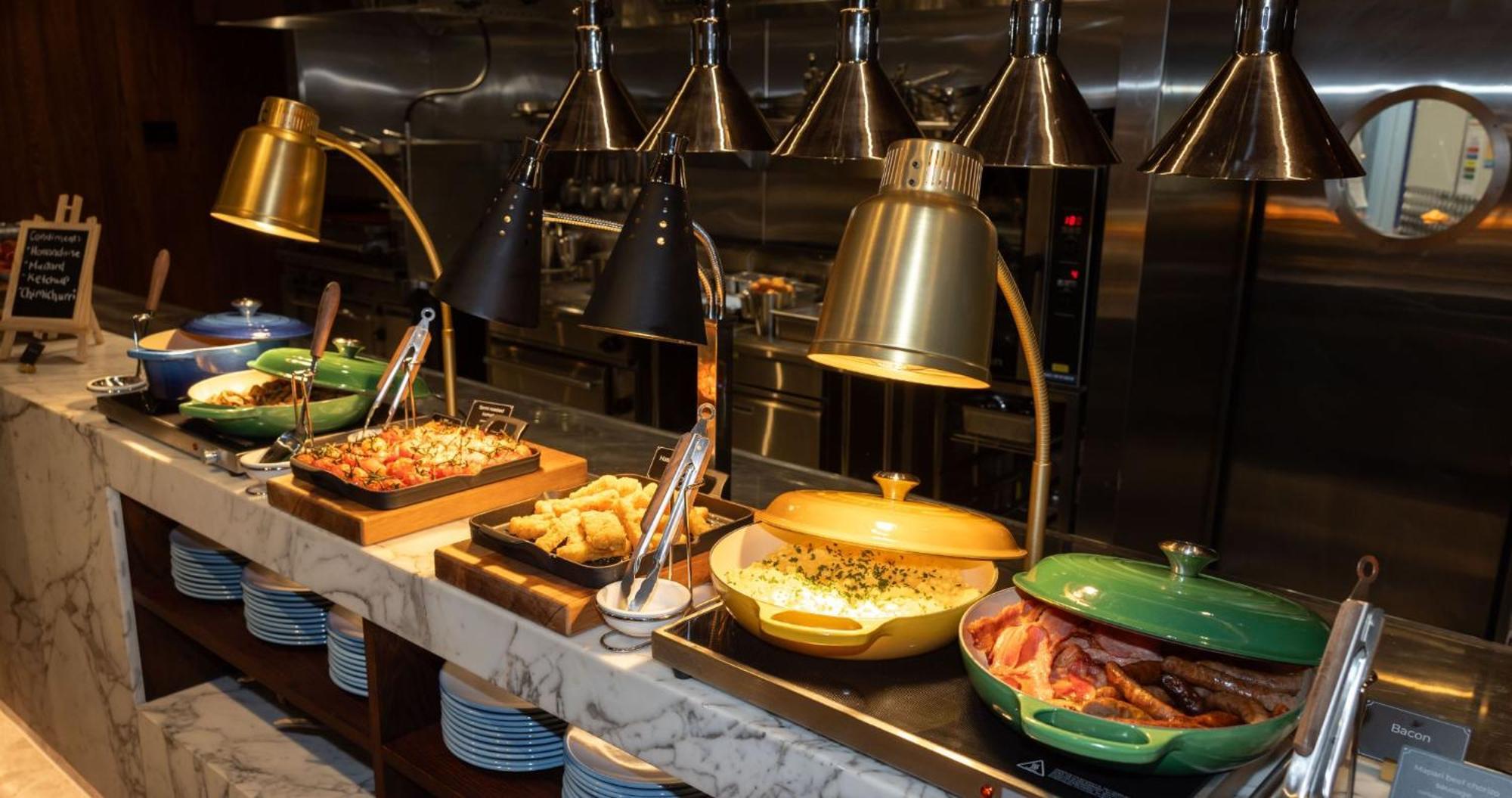 Horizon By Skycity Auckland Exteriör bild A chafing dish buffet